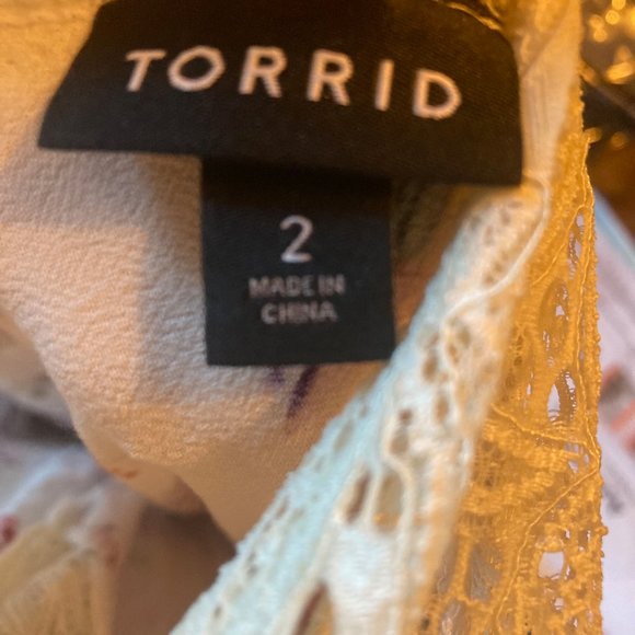 Torrid Lace and Floral Sleeveless Top - Picture 5 of 5